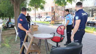 Aksu zabıtasından kaldırım işgali ve dilenci operasyonu