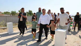 Vali Çiçek Elmalı Mahallesi sakinlerinin kapısını çaldı