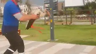 Hatay'da yürek ısıtan an Temizlik görevlisi yaralı leyleği kıyafetleriyle denize girip kurtardı