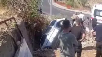 Sason girişinde iki araç çarpıştı biri çukura uçtu