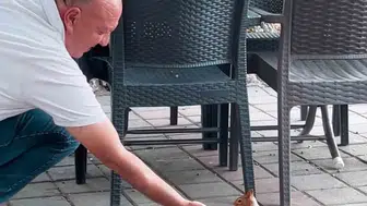 İnegöl'de çay bahçesine konuk olan sincap vatandaşları şaşırttı
