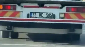 Elazığ trafiğinde çekicinin üstünde seyahat eden tosun şaşkınlık yarattı