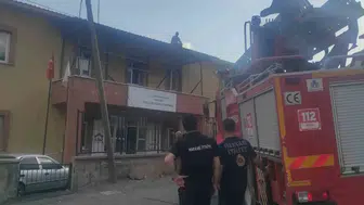 Çatıdaki tehlikeli mesai: İtfaiye ekipleri zamanla yarıştı