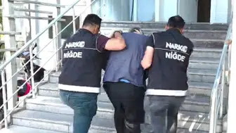 Niğde’de kuryelik yapan iki şüphelinin midesinden yarım kilo uyuşturucu çıktı