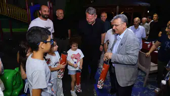 İlkadım Belediye Başkanı İhsan Kurnaz mahalle sakinlerini dinliyor