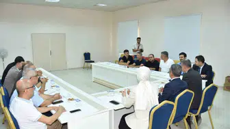Ruh sağlığı hastanesi için masaya oturdular
