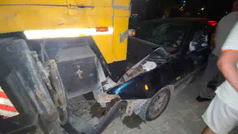 Direksiyon hakimiyetini kaybetti, park halindeki vince arkadan çarptı