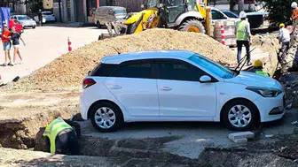 Bursa'da park halindeki aracı kazı çalışmasıyla etrafından dolandılar