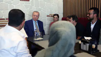 Erdoğan Üsküdar'da esnafla buluştu, çocuklara oyuncak dağıttı