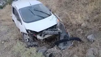 Sason’da direksiyon hakimiyeti kaybolan araç takla atarak devrildi