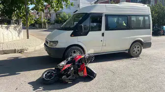 Karaman'da minibüs ve motosiklet kazası İki kişi yaralandı