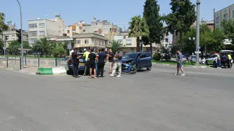Kilis’te otomobiller kavşakta çarpıştı 4 kişi hastaneye kaldırıldı