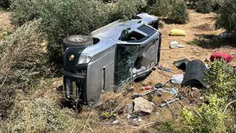 Tarsus yolunda pikap şarampole uçtu