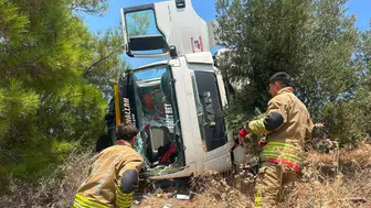 Direksiyon hakimiyetini kaybetti, kamyon Arsuz'da devrildi
