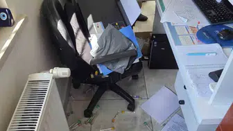 Sağlık ocağında 8 dakika bekledi, masayı dağıtıp görevliye saldırdı