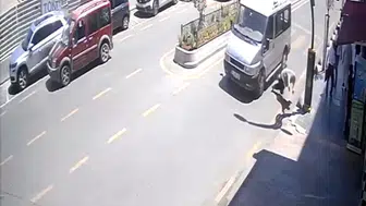 Karabük'te minibüsün çarptığı yaya hastanelik oldu