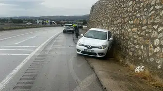Amasya'da yağışlı havada dehşet anları: Kontrolden çıkan otomobil duvara çarptı