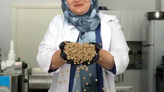 Açtığı iş yerinde yöresel yemekler yapıp 3 kızını üniversitede okutuyor