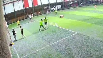 Avcılar'da genç futbolcu halı sahada hayatını kaybetti