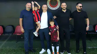Gençlerbirliği tribününde forması alınan minik taraftar kulübü ziyaret etti