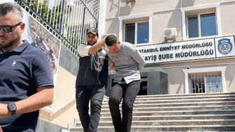 Cami avlusunda namaz kılarken birikimini çaldırdı
