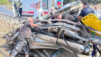 Bursa'da feci kaza Bariyerlere çarpan araçta iki kişi sıkıştı