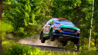 Türk ralli takımı Finlandiya’da zirve mücadelesini son yarışa taşıdı
