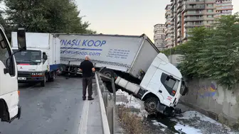 Esenler'de kontrolden çıkan TIR dere yatağına uçtu