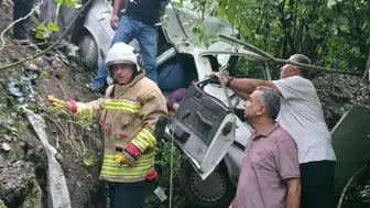 Erzin'de yayla yolunda korkunç kaza Otomobil uçurumdan yuvarlandı, 2 yaralı