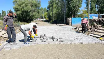 Akyaka Karahan köyünün yolları parke taşla yenileniyor