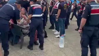 Rize’de balıkçılar denizlerine sahip çıkmak için limanı kapattı