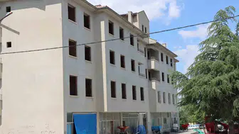 Eskişehir’deki harabe bina çocuklar için ölümcül risk taşıyor