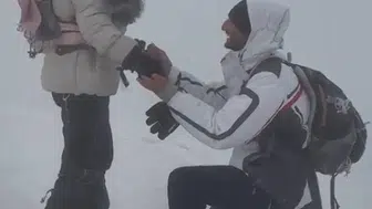 Zirvede aşk rüzgarı Ağrı Dağı'nda unutulmaz evlilik teklifi
