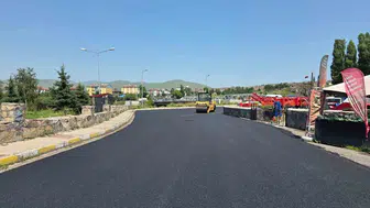 Ardahan’da ana arter asfalt yenileme çalışması nedeniyle trafiğe kapatıldı