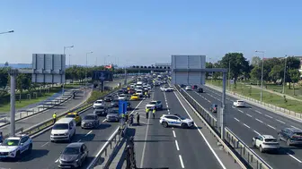 Zeytinburnu Kennedy Caddesi'nde yanan panelvan trafiği kilitledi