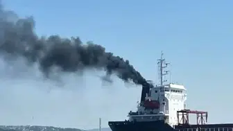 Sarayburnu açıklarında gemiden yükselen dumanlar alarm verdirdi
