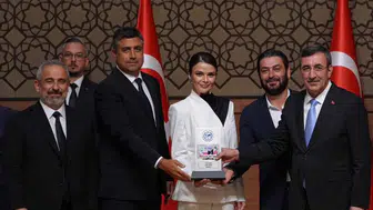 Uzak Şehir dizisine yılın en iyisi ödülü verildi