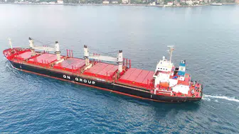 Karadeniz'de saldırıya uğrayan yük gemisi İstanbul Boğazı'ndan geçti