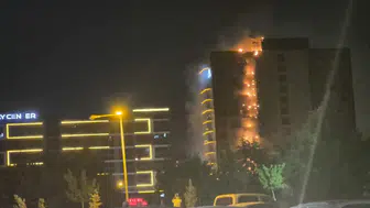 Plazanın dış cephesi alev aldı, yangın çatıya sıçradı