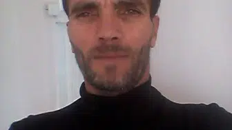 Annesine taciz mesajı atan kişiyi demir çubukla öldürdü