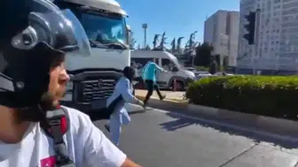Yeşil yandı, kadın fırladı TIR şoförü son anda frenledi