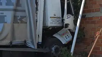 Direksiyon hakimiyetini kaybetti, kamyon önce direğe sonra duvara çarptı