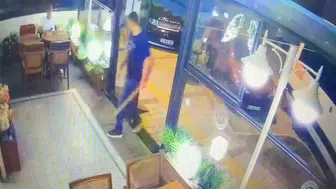 Kafede otururken sopalı saldırıya uğradı, o anlar kamerada