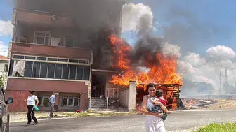 Tekirdağ'da otluk alanda çıkan yangın binaya sıçradı