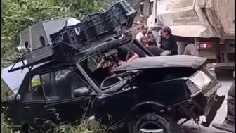 Dehşet anları: Hafriyat kamyonu ile otomobil çarpıştı, 6'sı çocuk 9 kişi yaralandı