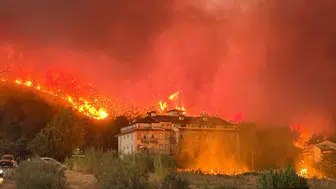 Fethiye'de akşam karanlığında yangın alarmı Karagedik Mahallesi yakınlarında alevlere müdahale sürüyor