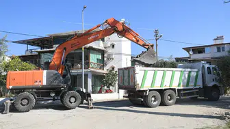 Kuşadası'nda Atatürk Bulvarı'na 12 bin metrekare kilit parke