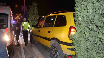 Karaman'da taksi refüje daldı 2 yaralı