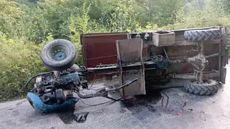 Kastamonu İnebolu yolunda tarım aracı devrildi