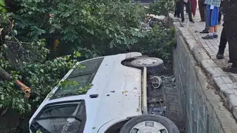 Elazığ'da minibüsün uçtuğu bahçede şans eseri kimse yoktu